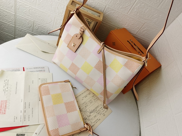 ルイヴィトンバッグ背面デザイン